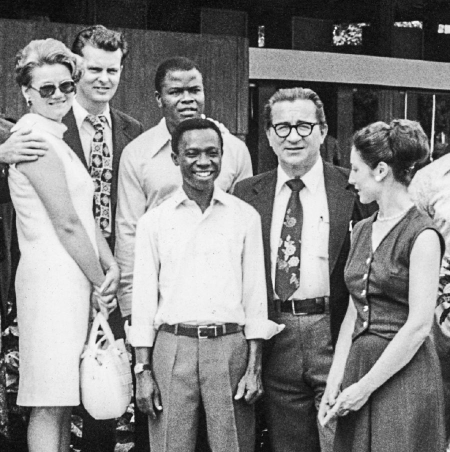 David Sinclair kɛ Livija Sinclair, kɛ Daniel Sydlik kɛ Marina Sydlik ngɛ jeha 1977 ɔ mi