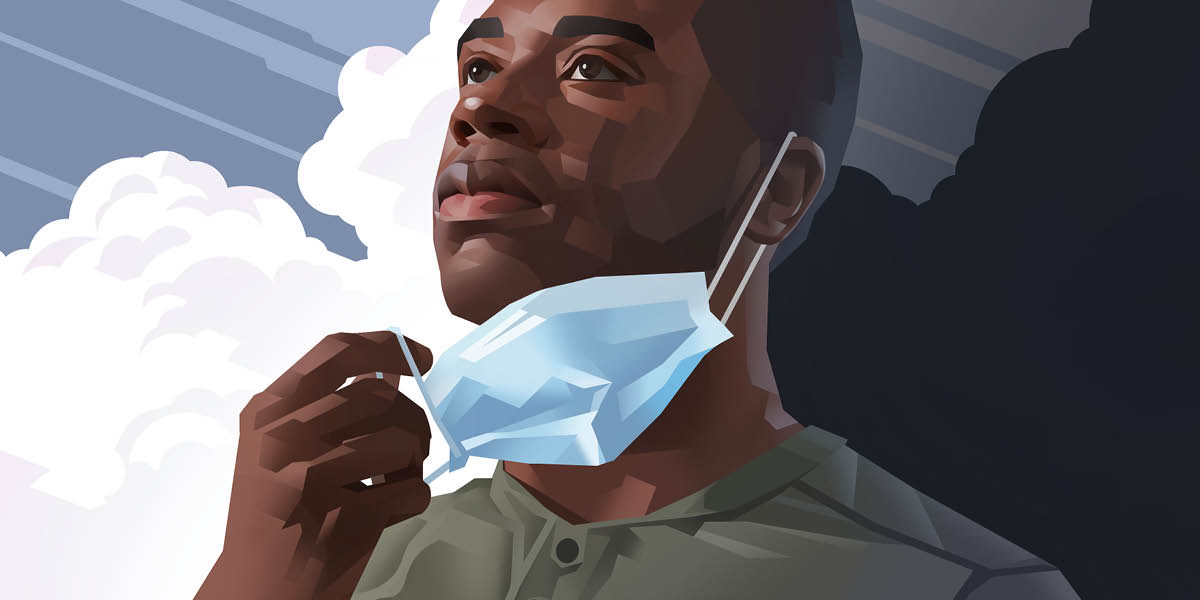 Un hombre quitándose la mascarilla y mirando a un cielo cada vez más despejado.