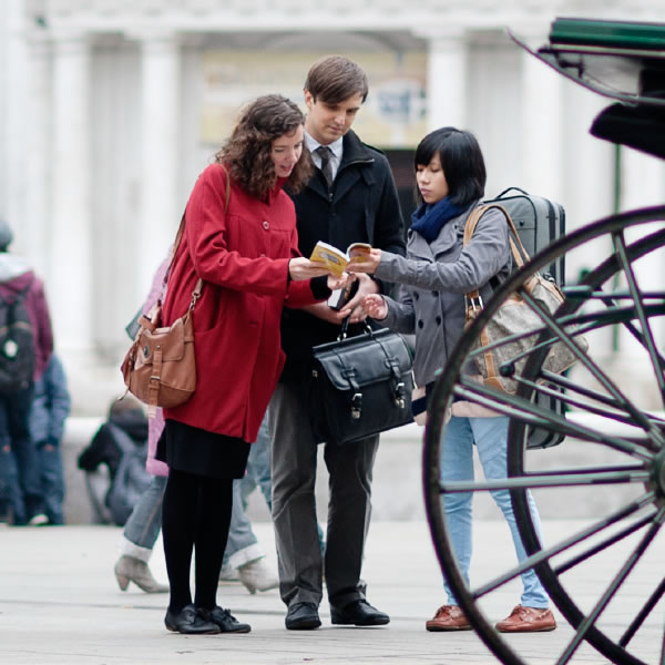 Testigos de Jehová predicando en la calle