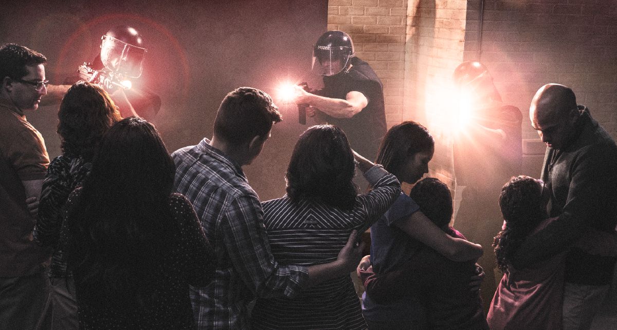 Varios cristianos confían en la protección de Jehová cuando son atacados durante la gran tribulación