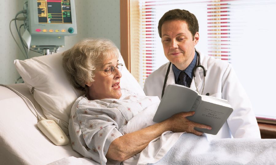 ’n Christen in ’n hospitaal verduidelik uit die Bybel aan haar dokter hoekom sy nie bloed wil neem nie