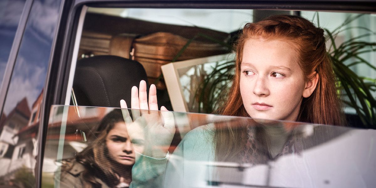 ’n Jong meisie is hartseer omdat haar vriendin wegtrek
