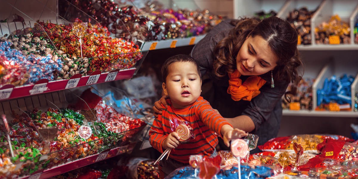 ’n Ma sê nee wanneer haar seuntjie nog lekkers in ’n winkel wil vat