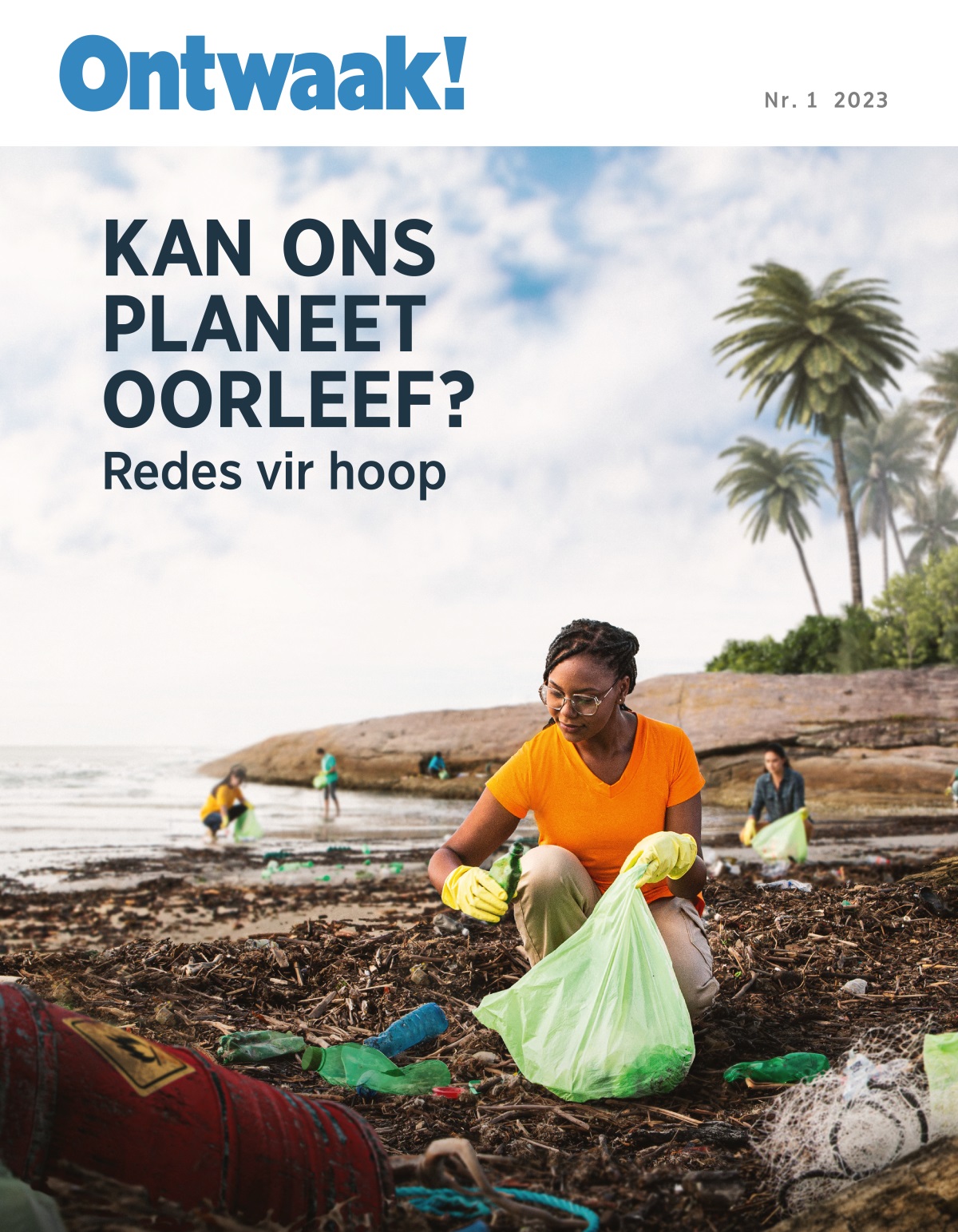 ’n Groep mense tel vullis op by ’n strand.