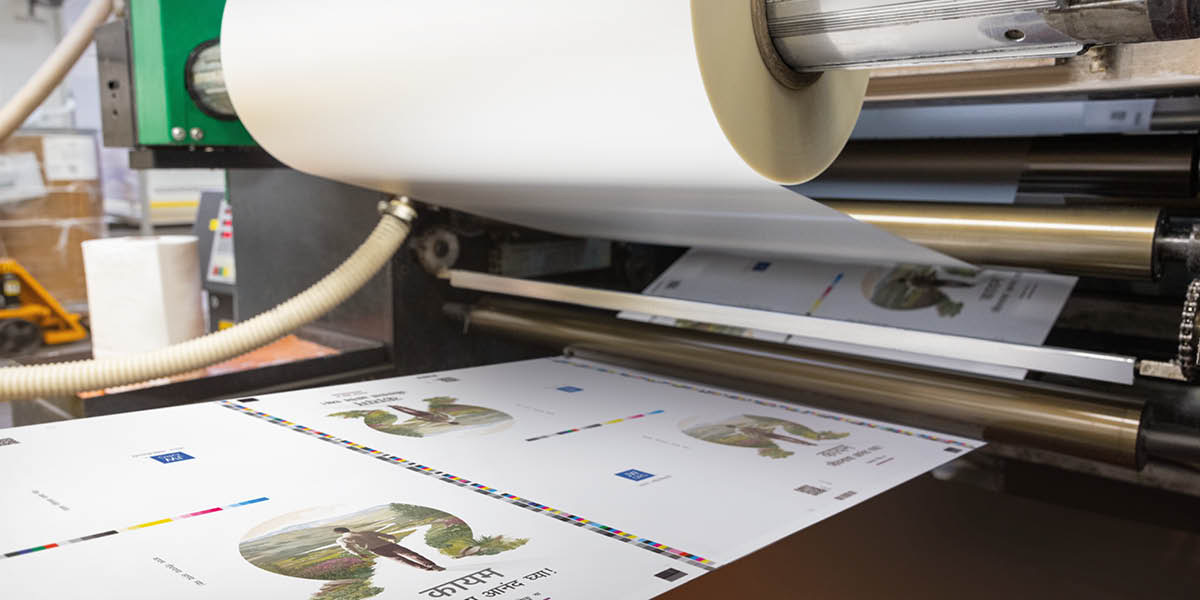 ’n Masjien bedek die buiteblad van die boeke met ’n beskermende lagie sodat dit ’n dowwe afwerking het.