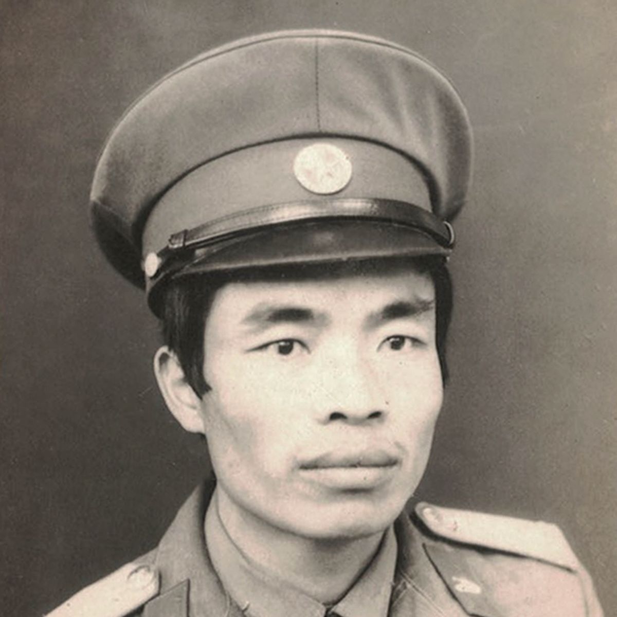 Lanh Văn Nguyễn dra ’n militêre uniform.