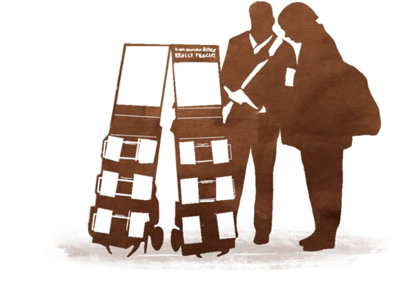 Een van Jehovah se Getuies preek vir ’n man wat naby lektuurtrollies staan