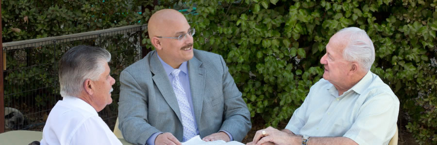 Twee Christenbroers het ’n liefdevolle gesprek met ’n bejaarde onbedrywige Christenbroer