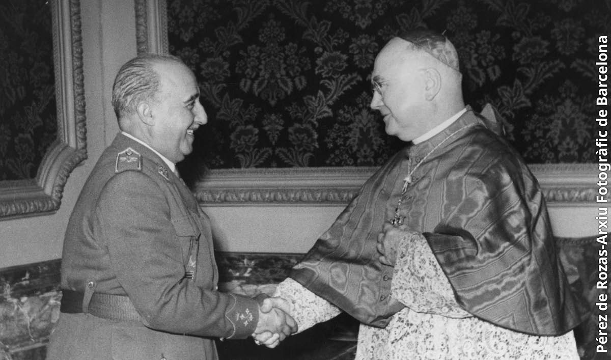 Francisco Franco skud hande met ’n Katolieke kardinaal.