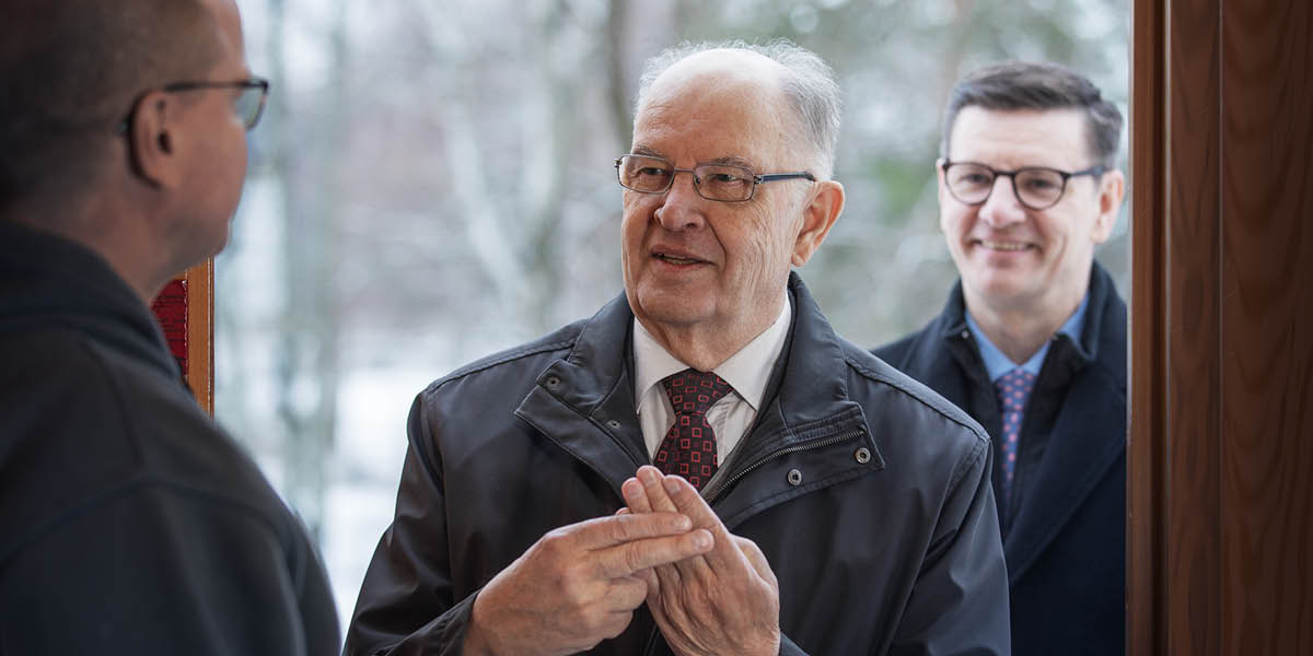 Tapani Viitala gebruik gebaretaal in die huis-tot-huis-bediening.