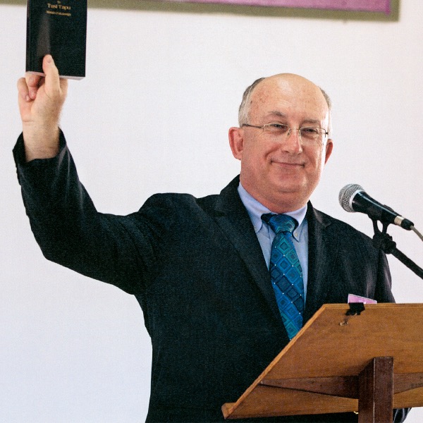 Geoffrey Jackson stel die “Nuwe Wêreld-vertaling van die Christelike Griekse Geskrifte” in Tuvaluaans vry.