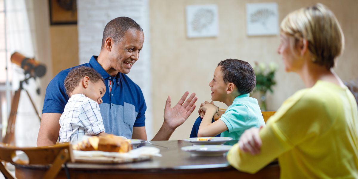 ’n Man praat met sy vrou en kinders