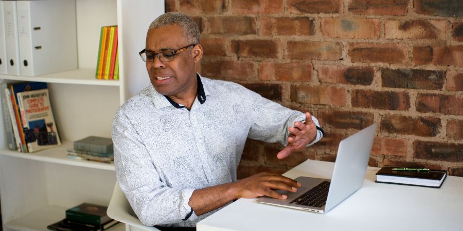 ’n Broer weier om na ongepaste beelde op sy rekenaar te kyk