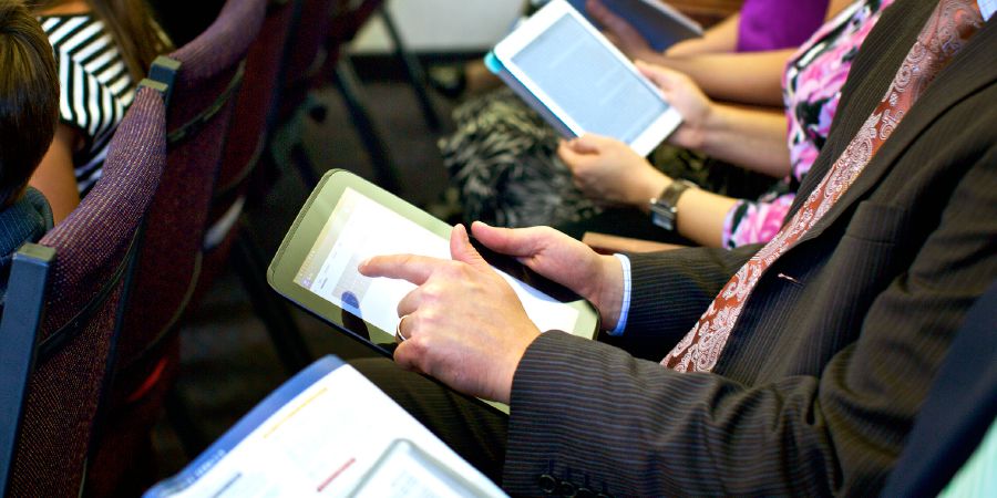 Jehovah se Getuies gebruik JW Library tydens ’n gemeentelike vergadering