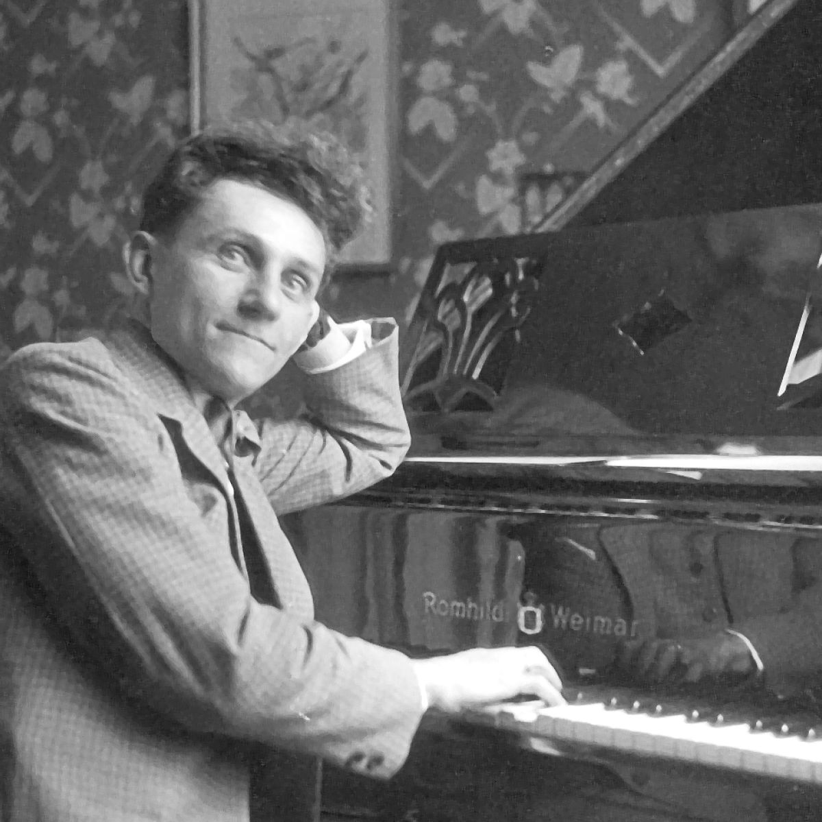 Broer Erich Frost sit by ’n klavier