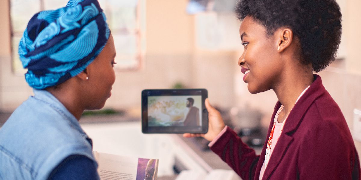 ’n Suster wys vir haar Bybelstudent ’n video