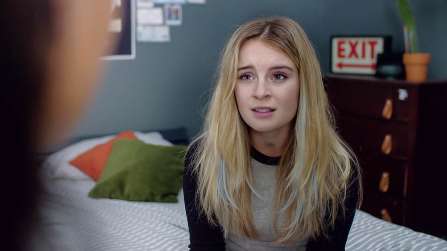 ’n Toneel uit die video “Ervaar die vreugde van die dissipelmaakwerk – Aanvaar Jehovah se hulp – Navorsingshulpe”. Jade sê vir Neeta dat sy in evolusie glo.