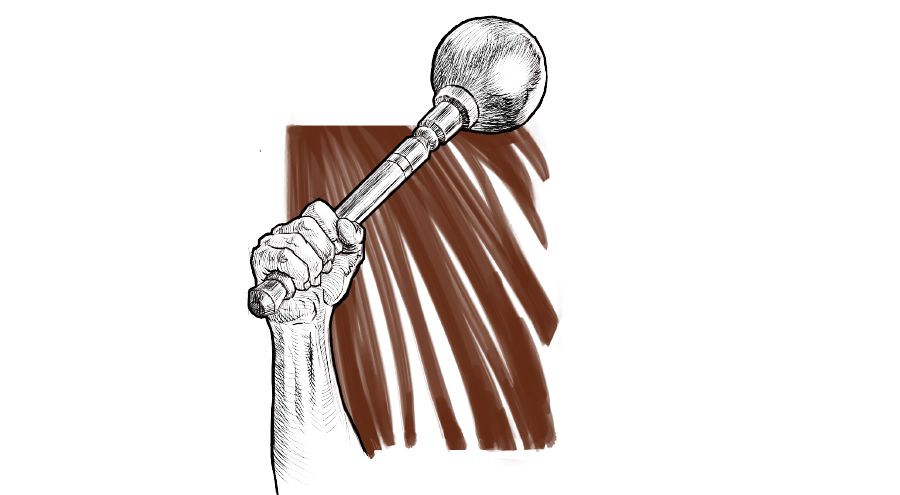 ’n Man het ’n wapen om mee stukkend te slaan in sy hand.