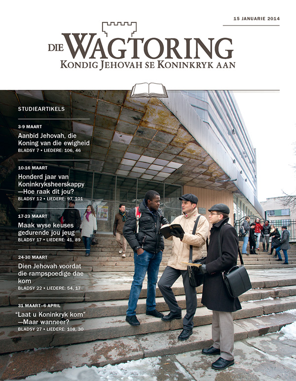 Getuies van Jehovah praat met iemand in die openbare bediening