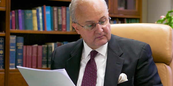 Anthony Morris werk in sy kantoor