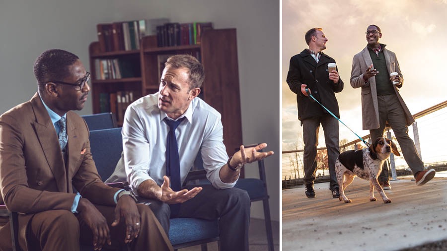 ’n Ouer man luister na ’n ontstelde broer wat dinge sê wat wilde praatjies is; later gaan stap die twee broers saam