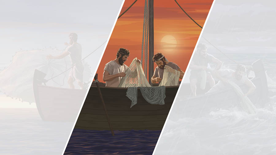 Twee vissermanne herstel hulle net terwyl die son sak.