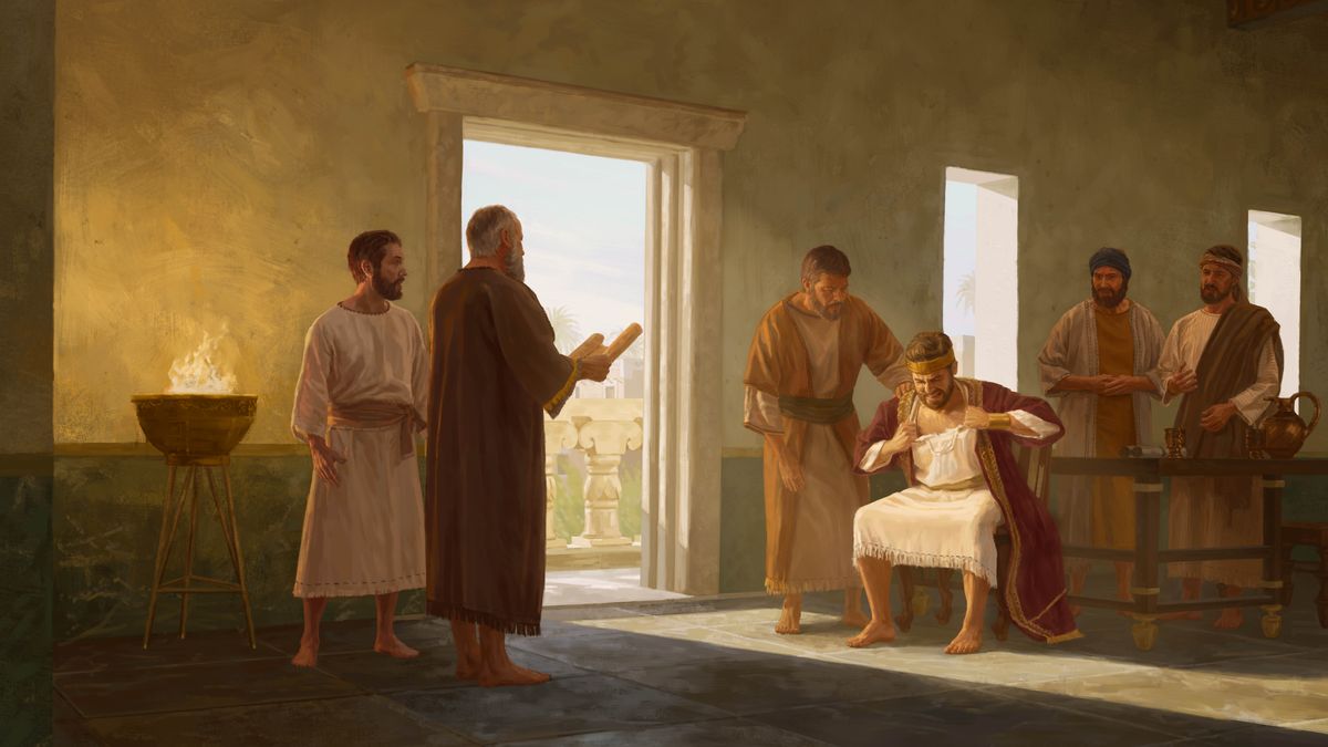 Koning Josia skeur sy klere terwyl hy na ’n man luister wat ’n boekrol lees wat Jehovah se Wet bevat. ’n Paar manne kyk bekommerd na hom.