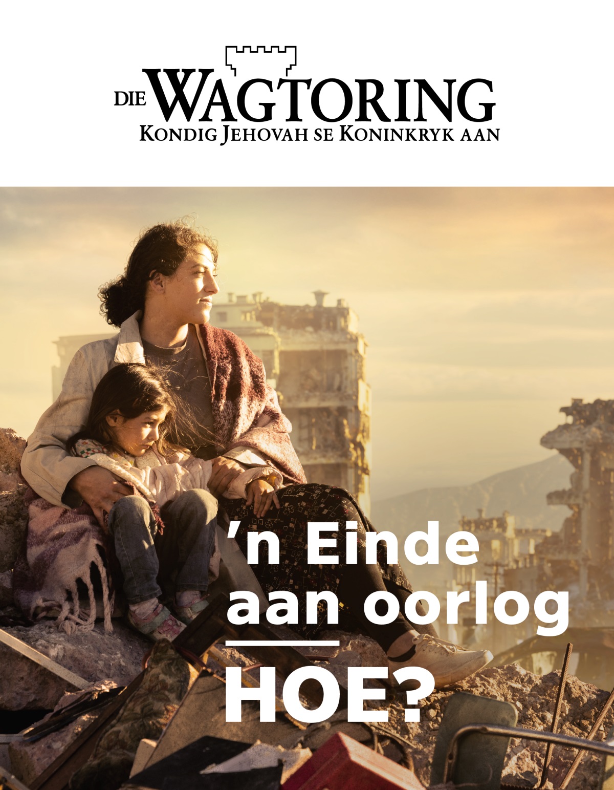 ’n Vrou sit met haar arm om haar dogtertjie op ’n hoop rommel in ’n stad wat deur oorlog verwoes is. Hulle is omring deur geboue wat vernietig is.