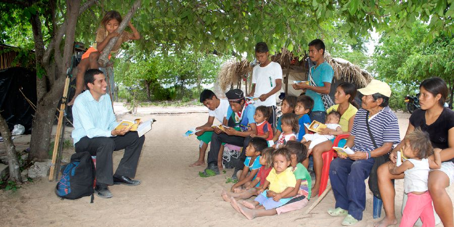 Frank, ’n spesiale pionier in Colombia, hou ’n Bybelstudie met Yukpa-mense