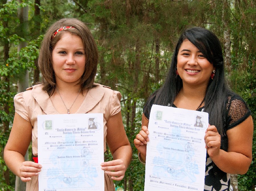Mirna Paz en Bessy Serrano met hulle diplomas in Honduras