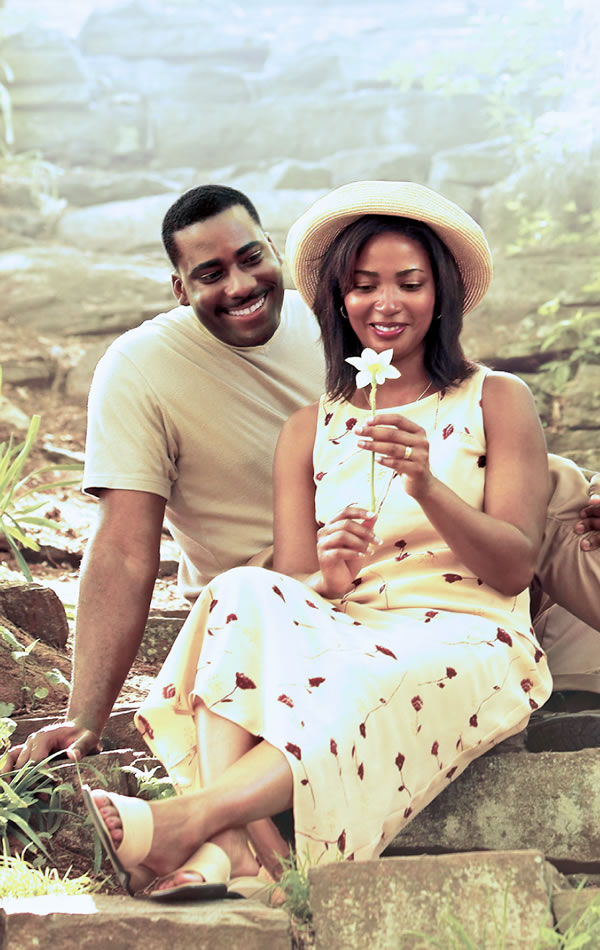 አንድ ባልና ሚስት መናፈሻ ውስጥ ሆነው አበባ ሲመለከቱ