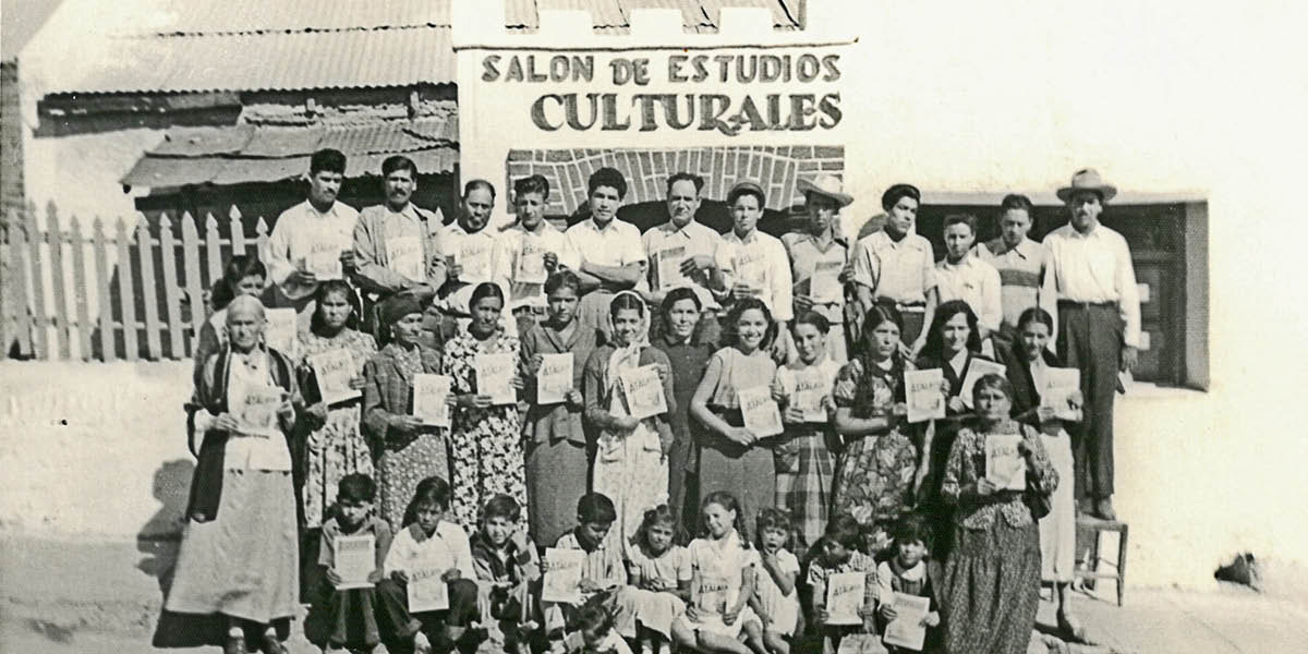 በ1952 ስፓንኛ “መጠበቂያ ግንብ” የያዙ የተወሰኑ የይሖዋ ምሥክሮች በስብሰባ አዳራሻቸው ፊት ቆመው። ሕንፃው ላይ የተለጠፈው ምልክት በስፓንኛ “የባሕል ትምህርት አዳራሽ” ይላል።