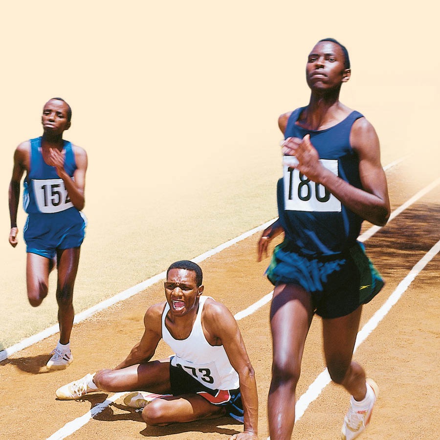 አንድ ሯጭ በሩጫ ላይ እያለ ሲወድቅ