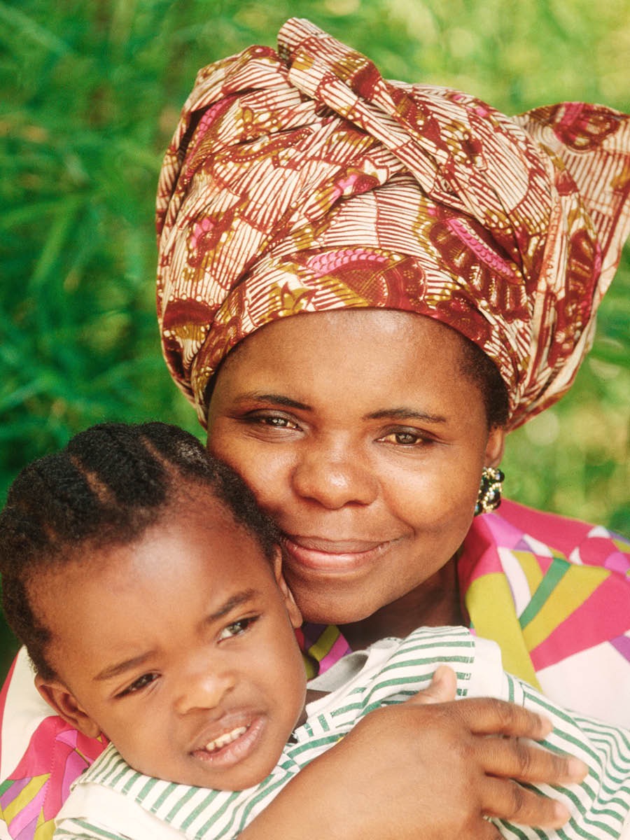 አንዲት እናት ልጇን ታቅፋ