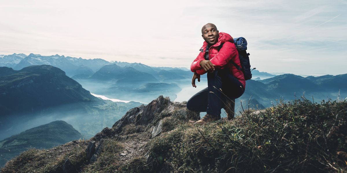 ባለፉት ርዕሶች ላይ የታየው ወጣት የተራራው ጫፍ ላይ ከደረሰ በኋላ በደስታ ወደ ርቀት ሲመለከት።