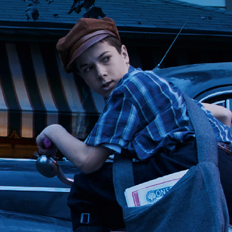 شاهد شاب يهرب مطبوعات بعدما حُظرت في اربعينات القرن الماضي