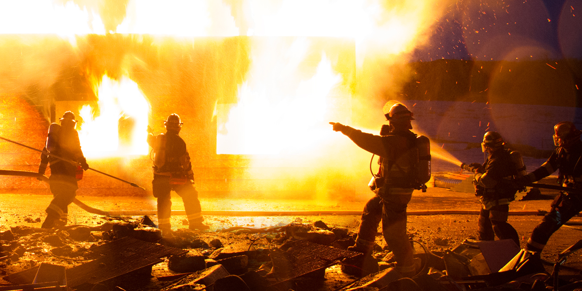 رجال اطفاء يطفئون حريقا