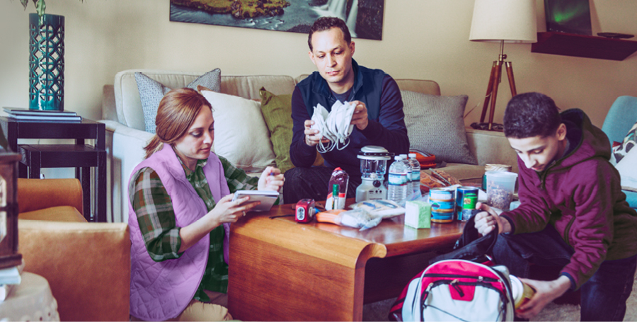 عائلة تحضِّر لوازم الحالات الطارئة