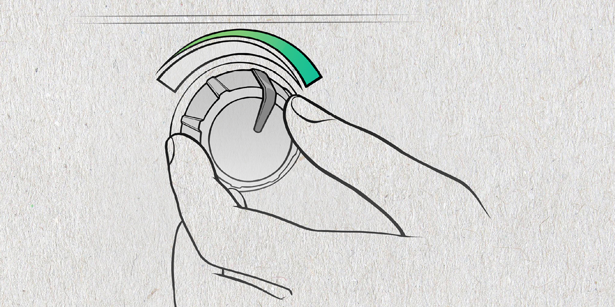 شخص يضبط منظم الحرارة على درجة اقل