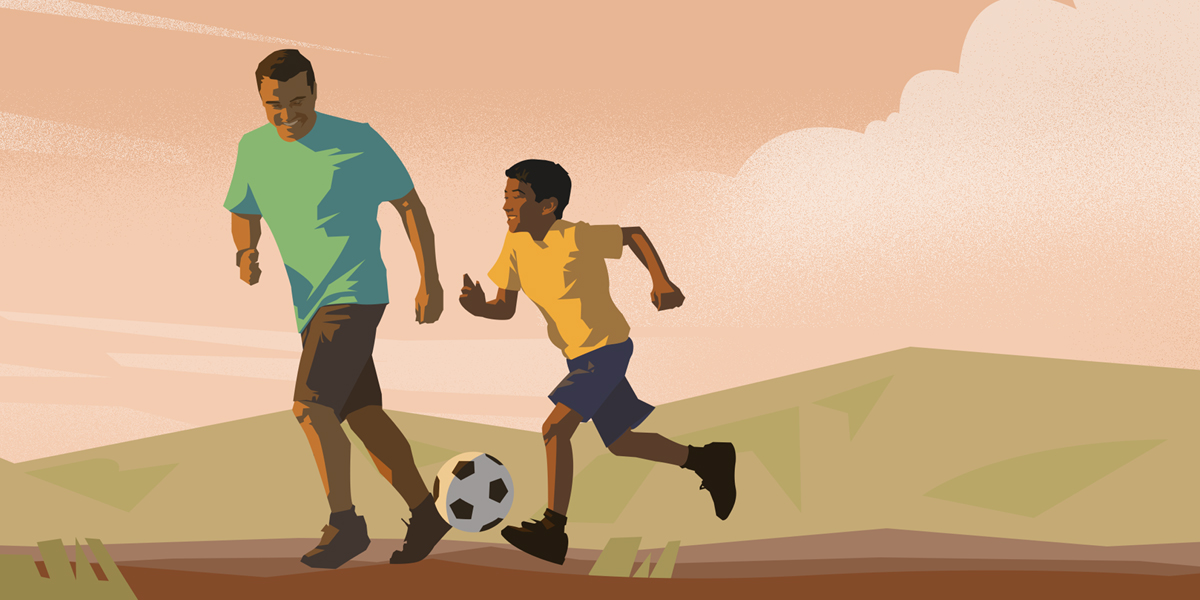 رجل يلعب كرة القدم مع ابنه