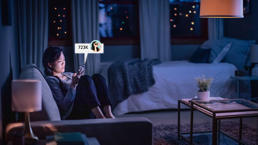 شابة تتابع موقعا للتواصل الاجتماعي في وقت متأخر من الليل.‏ وما تراه حصل على ٠٠٠‏,٧٢٣ مشاهدة