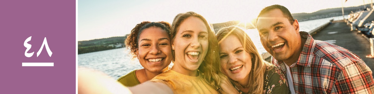 الدرس ٤٨:‏ اربعة اصدقاء يتصوَّرون معا