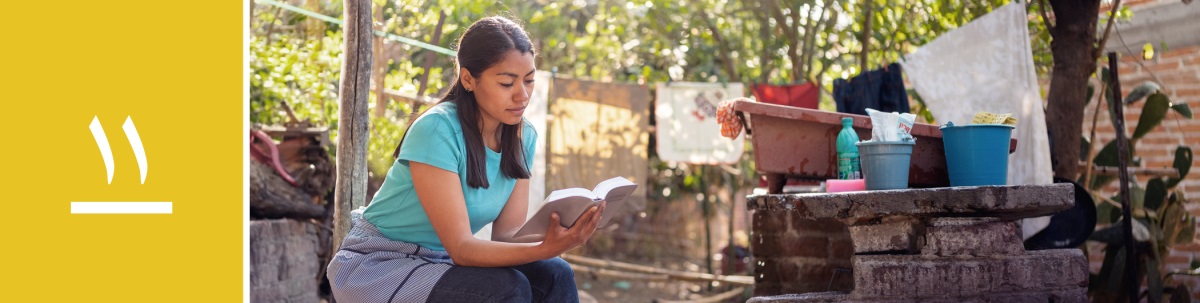 الدرس ١١:‏ امرأة تأخذ استراحة من الاعمال المنزلية وتقرأ الكتاب المقدس