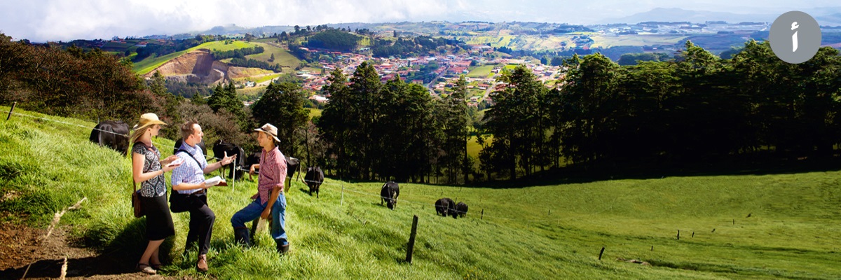 أ-‏ اثنان من شهود يهوه يُبشِّران رجلا على تلة في كوستاريكا