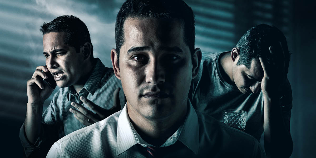 ١-‏ رجل يبدو على وجهه القلق والهم.‏ ٢-‏ الرجل نفسه يفقد اعصابه وهو يتكلم على الهاتف.‏ ٣-‏ يسند رأسه بيده ويمسك باليد الاخرى مشروبا كحوليا