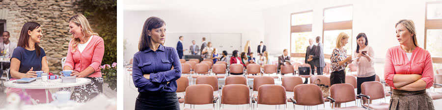 ١-‏ اختان في قاعة تنظران بغضب الواحدة الی الاخری.‏ وفي الخلف،‏ هناك اخوة يتحدثون ويضحكون.‏ ٢-‏ الاختان جالستان في مقهی،‏ تشربان القهوة وتقضيان وقتا طيبا.‏ وهناك هدية وكتاب مقدس علی الطاولة.‏