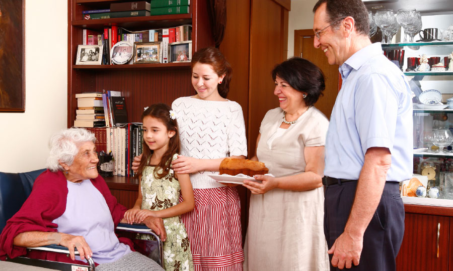 عائلة تجلب طعاما لامرأة مسنة