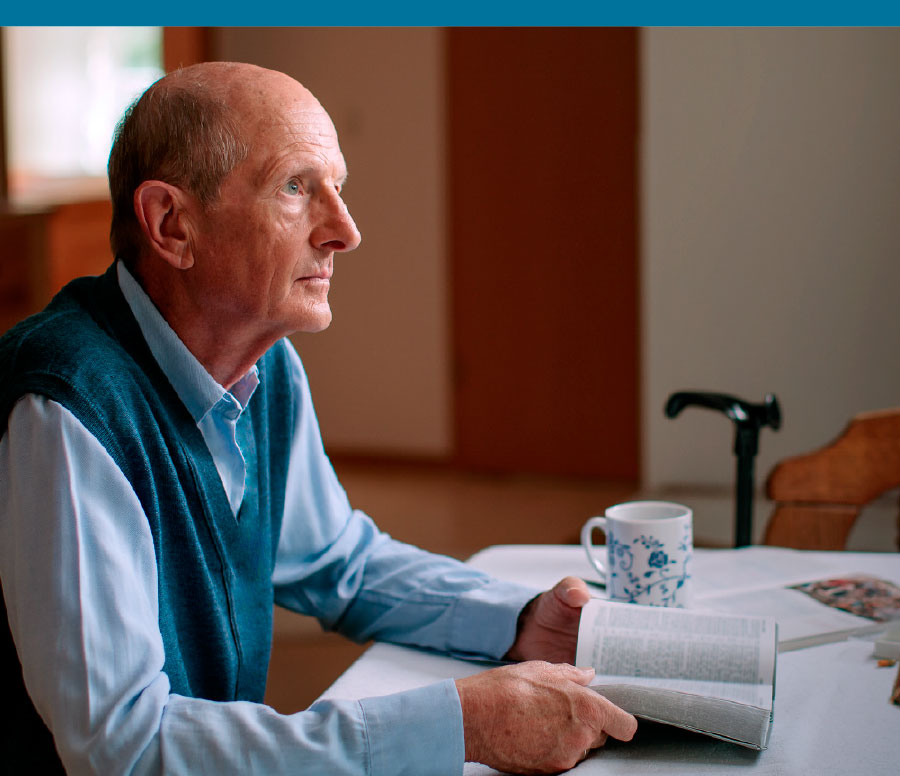 أخ كبير في العمر يتأمل في ما قرأه في سفر حزقيال