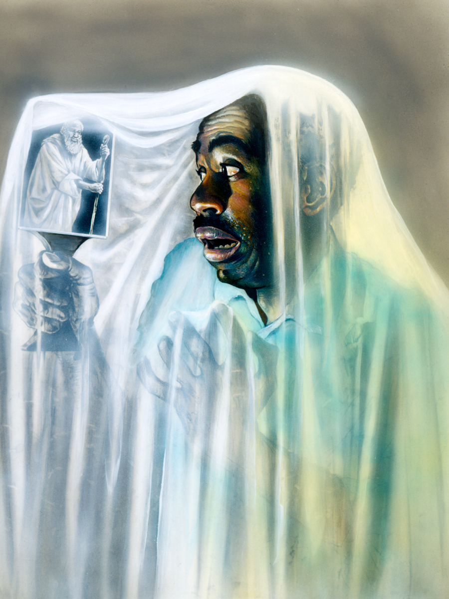 رجل مغطی بملاءة بيضاء يری صورة في مرآة