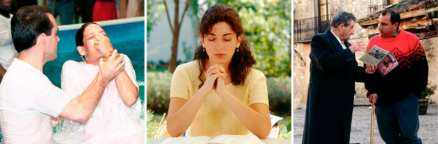 العبادة الحقيقية تتضمن الكرازة للآخرين،‏ الصلاة الی يهوه،‏ والمعمودية